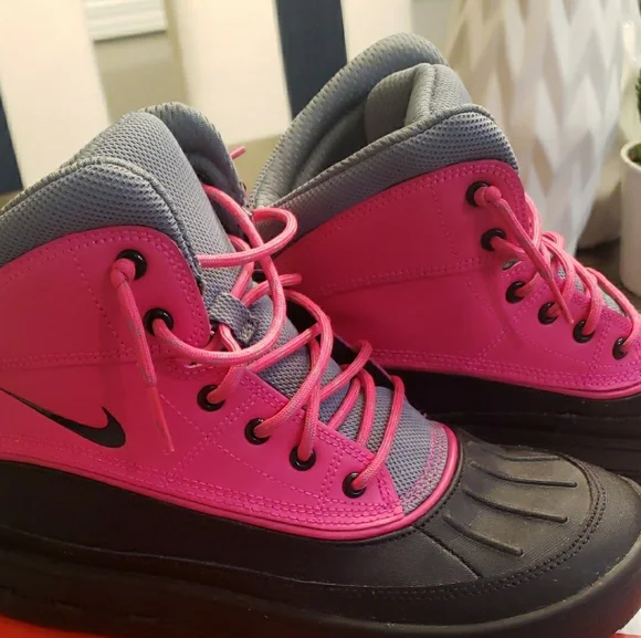 Nike ACG Vibrant Pink and Gray Outdoor Boots - Picture 2 of 7